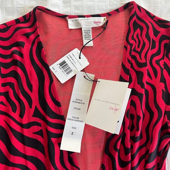 Diane von Furstenberg Vintage Julian Silk Wrap Dress -Dahlia Garden Red- Size 2 - Picture 2 of 5